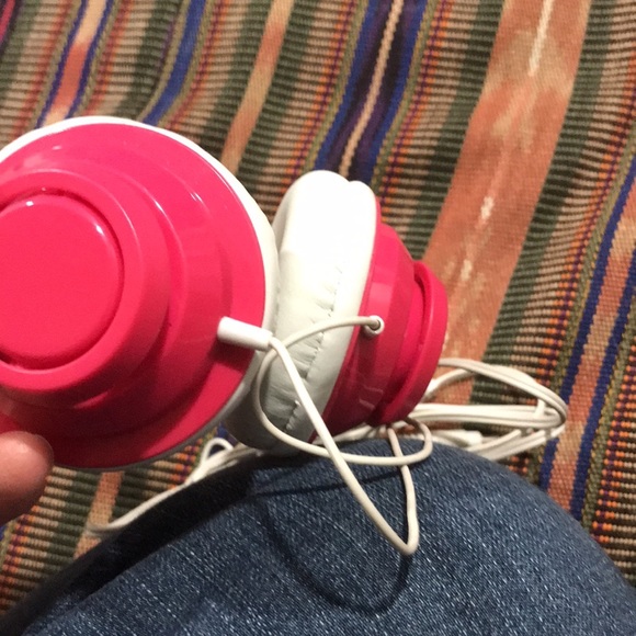 Pink and white earphones with aux cord - Picture 5 of 5